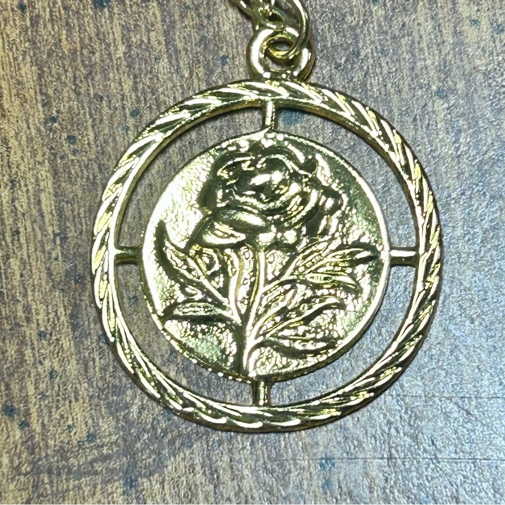 Gold Toned Circle Rose Flower Romantic Necklace  (NWOT)
